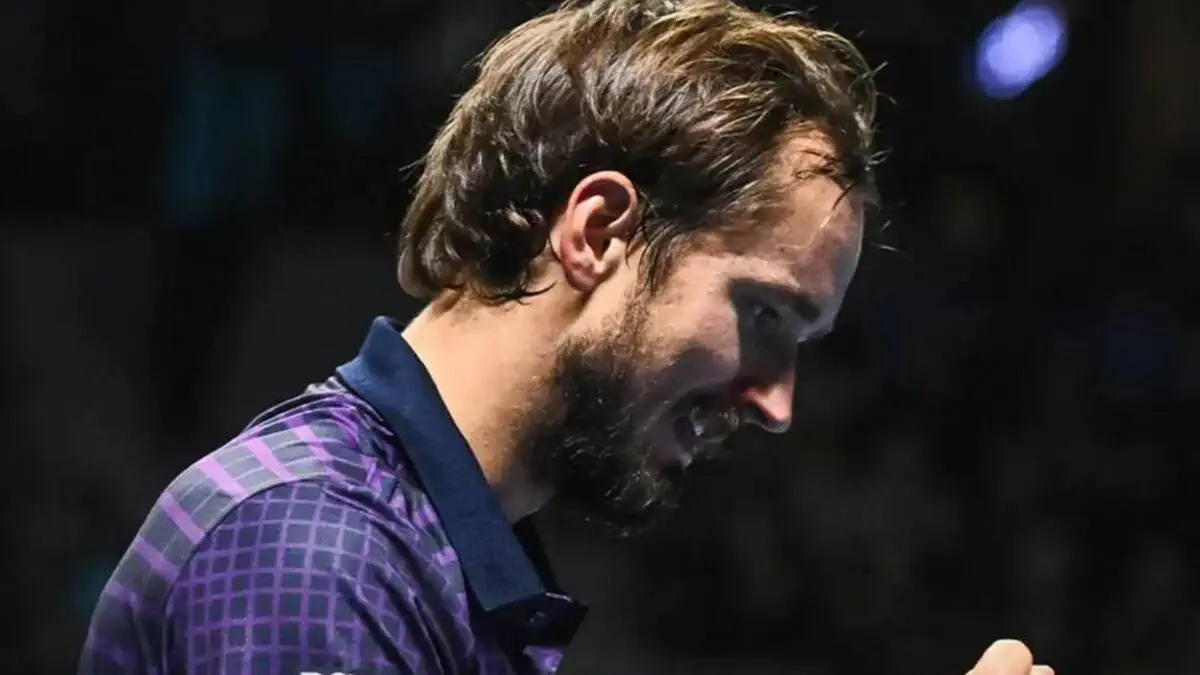 Медведев вытащил тяжелый полуфинал в Алматы и вышел в финал Almaty Open