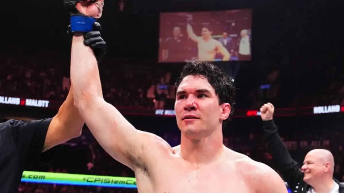 Канадец Майкл Мэлотт одолел Кевина Холланда и продлил победную серию в UFC