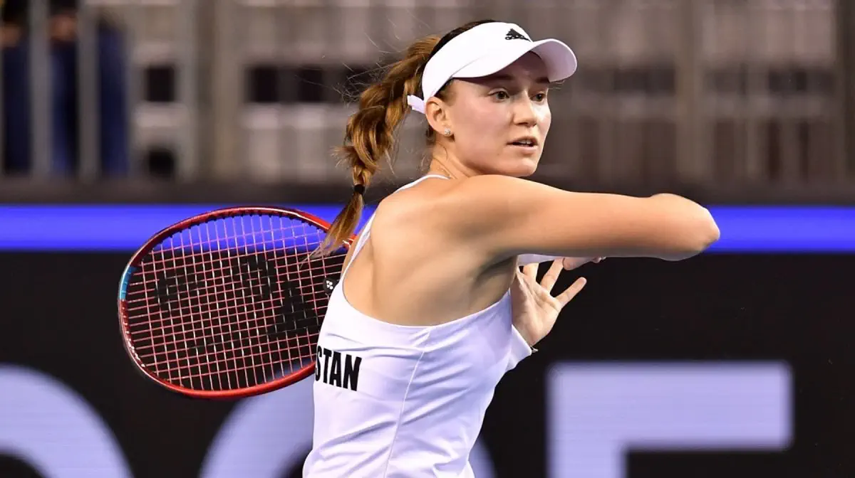 Брюнетка және ер адамдар тобының порносы Үйде итпен секс видео