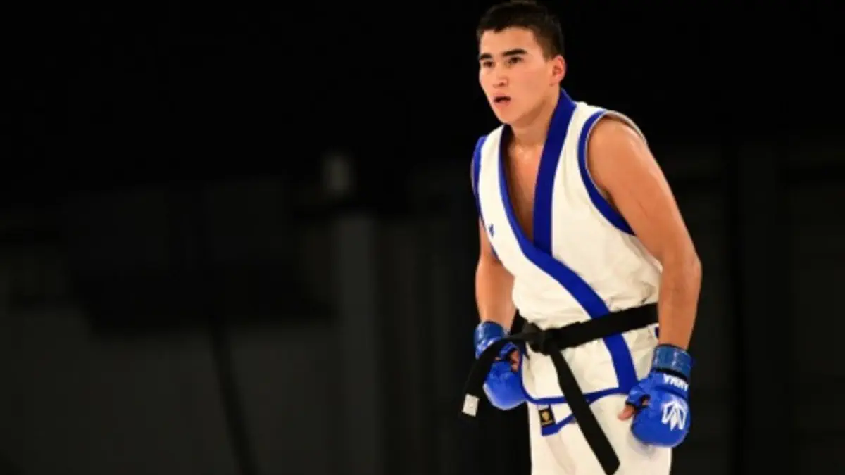 Жасөспірімдер стриптиз ойындарын ойнайды