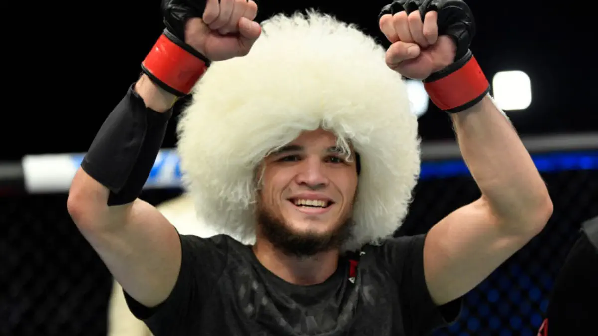  «Пояс поедет домой»: Умар Нурмагомедов заявил о чемпионских амбициях после уверенной победы в Абу-Даби