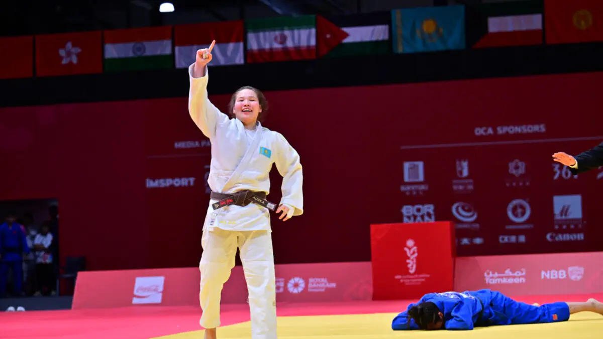 Жалаңаш жетілген әйел аяғын жайып жіберді Қатты терең жұлдыру әтеш және анальды секс