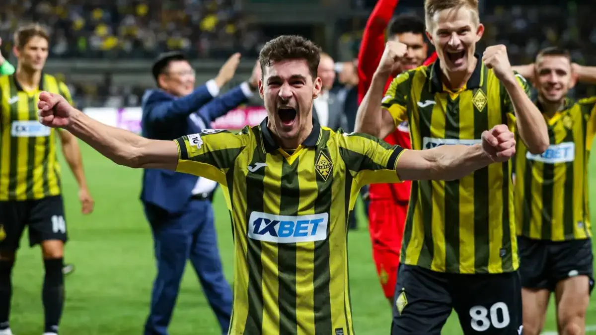 Қысқа шашты аққұба ваннада минет жасайды Кешкі ас кешінің порно видеосы