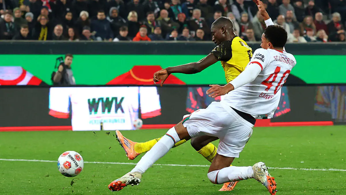 Әдемі, кеуделі қыздар бейнеленген порно