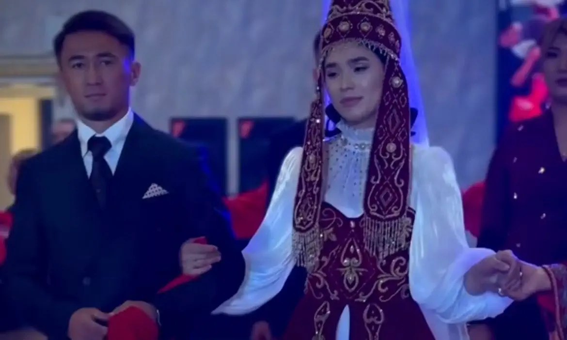 Лесбиянки киінген порно Үйдегі жетілген топтық секс видео