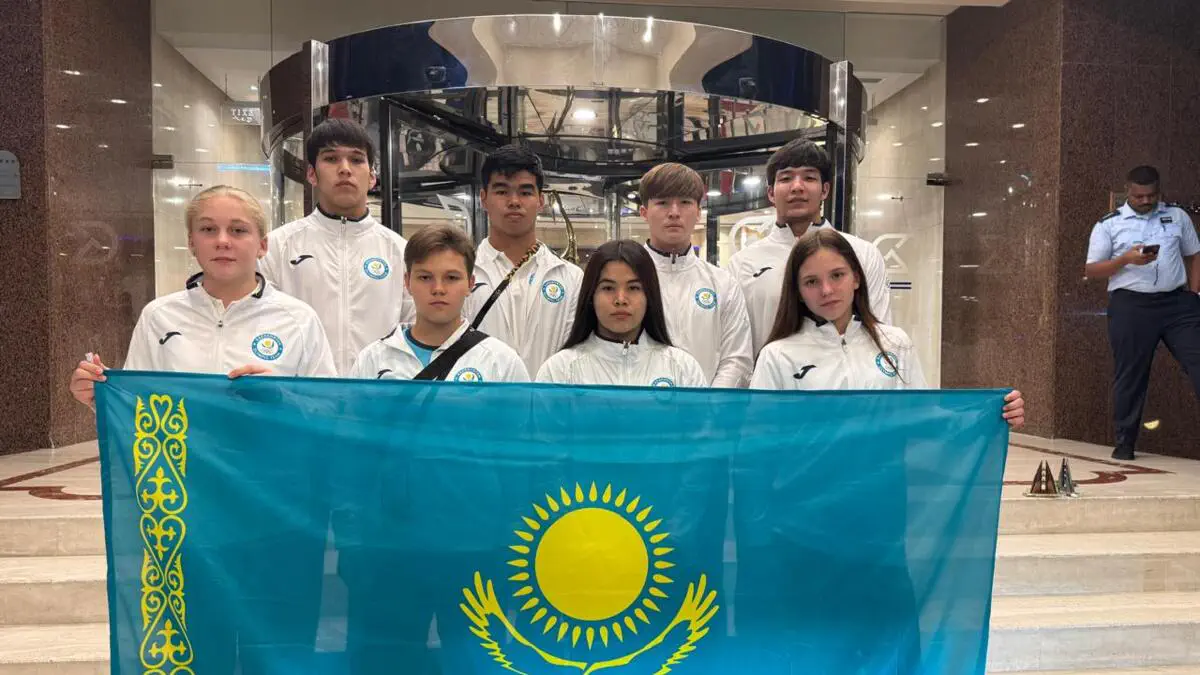 Жас жапондық секс Линденнің жалаңаш суреті