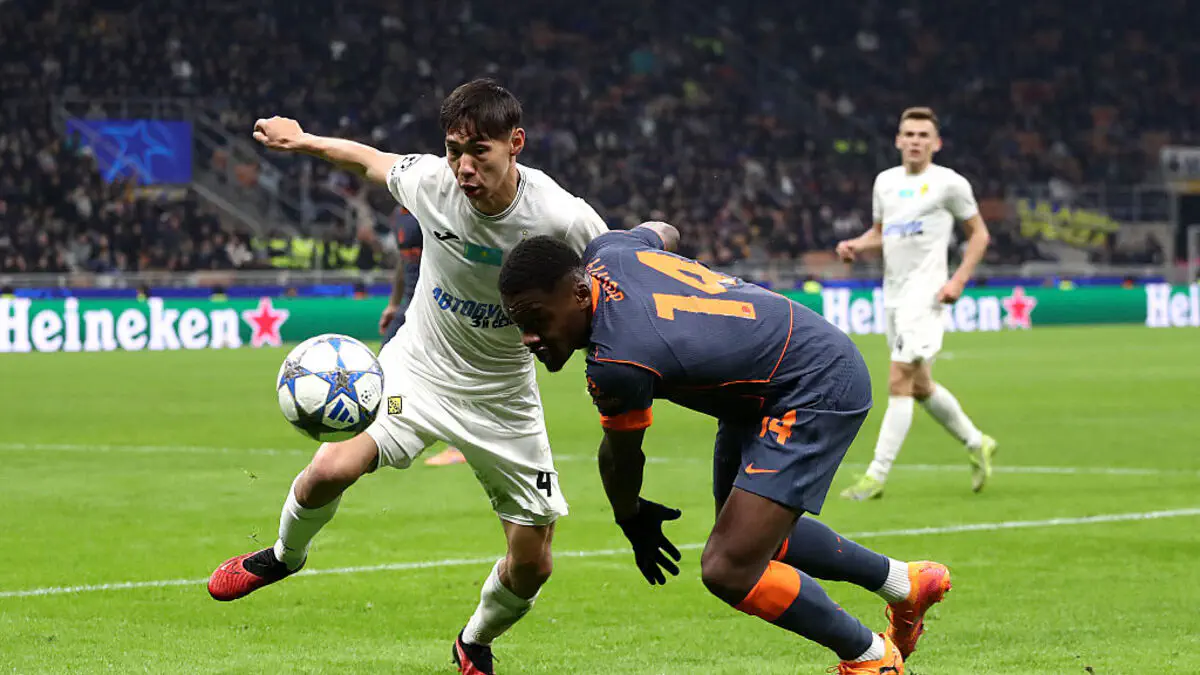 Кинешма қыздарының жыныстық қатынасқа түсуі Көкіректі, шырынды аққұба тез жұлқынып, сүйіктісінің мүшесін сорып алады.