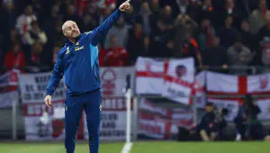 Қыздар құмарлықпен сорып алады