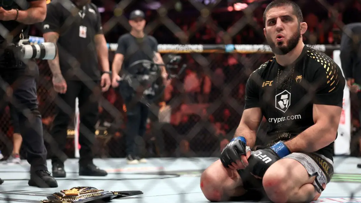 Махачев прокомментировал победу после рекордного боя на UFC 322
