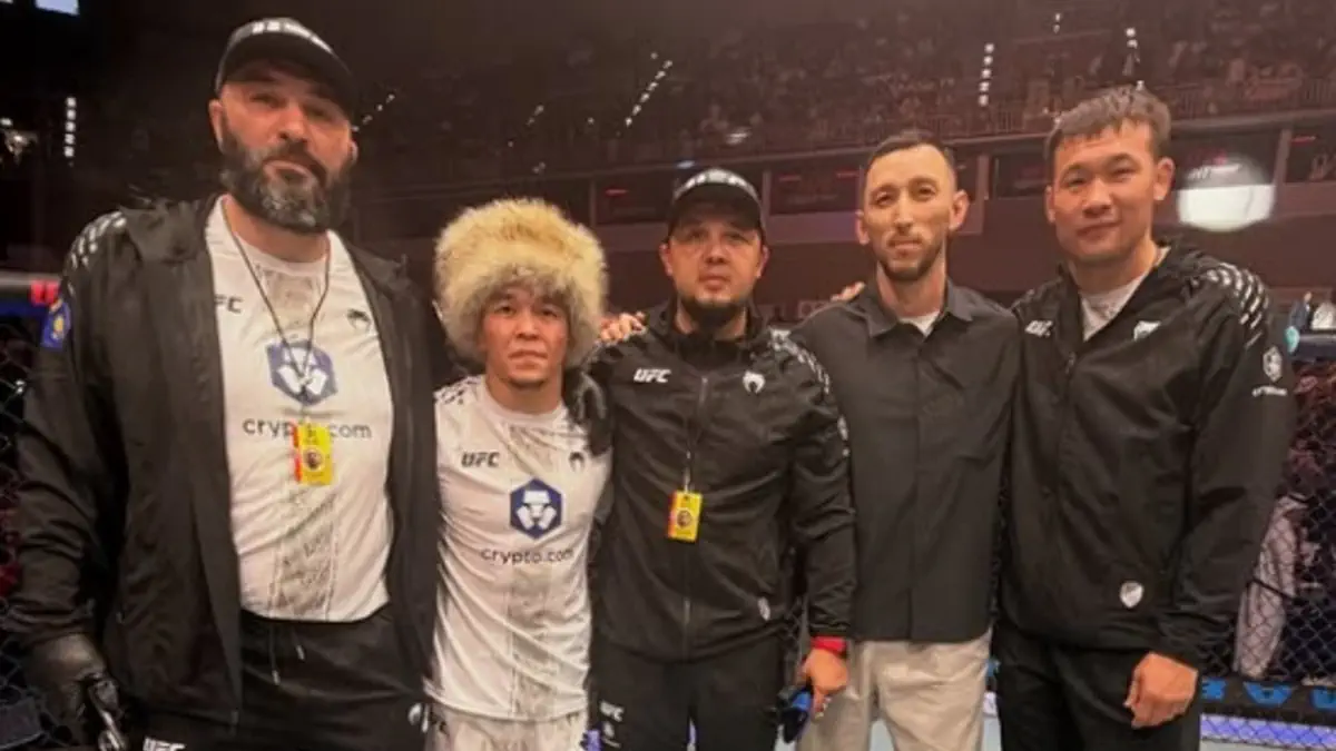 Видео. Асу Алмабаев получил символический пояс UFC прямо перед боем