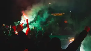 Как голливудские звезды: болельщики «Расинга» устроили своей команде ослепительный и креативный прием перед матчем с «Барселоной»