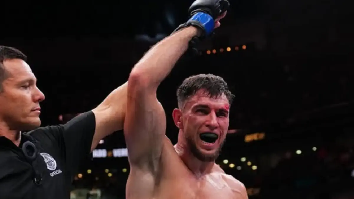 Казахстанский боец подписал новый контракт с UFC