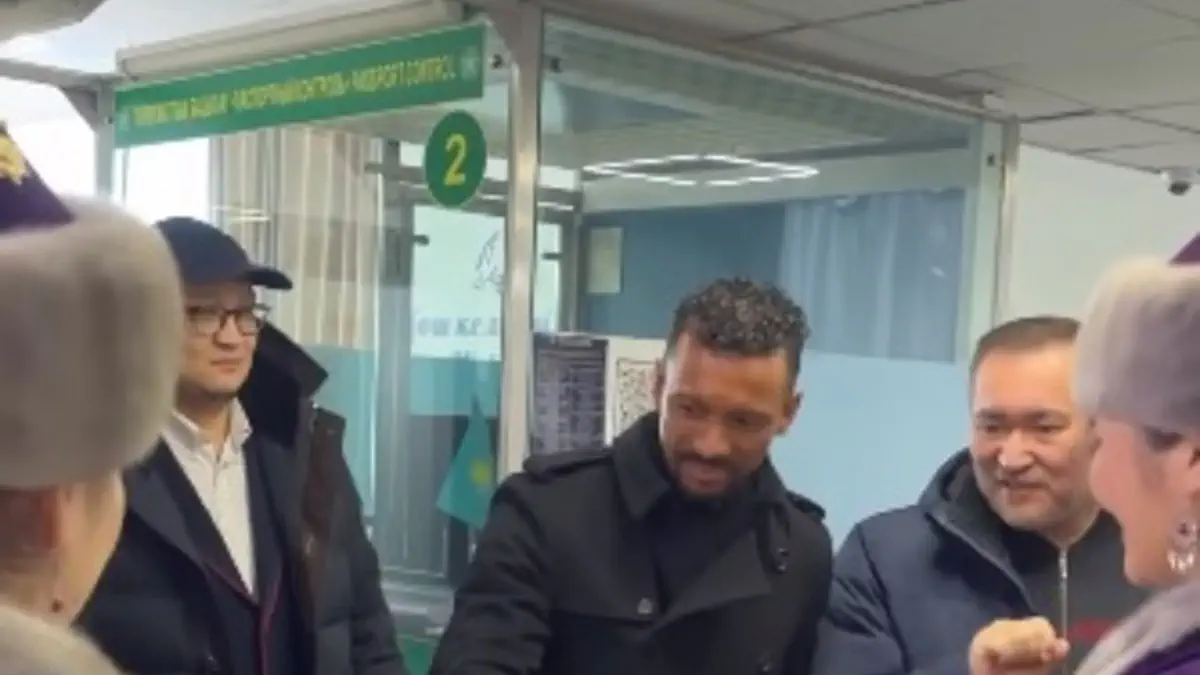 ВИДЕО. Знаменитый португалец Нани прилетел в Актобе