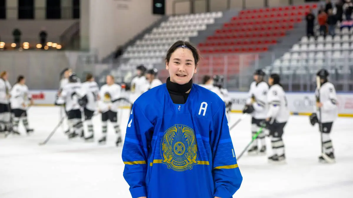 15-летняя казахстанская хоккеистка стала лучшей на чемпионате мира