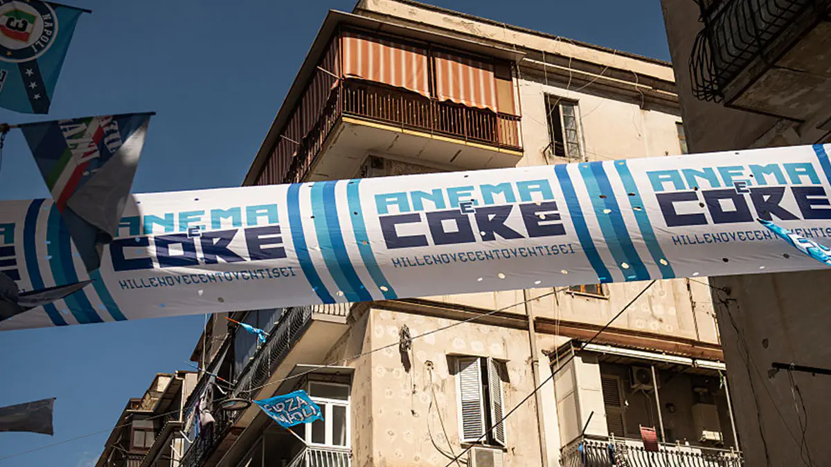 Жесть. Фанаты «Наполи» напали на приезжих с «Челси» с ножом