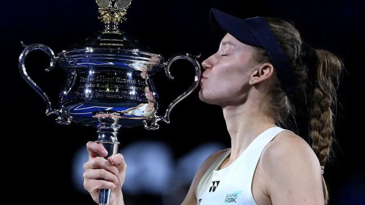 Видео. Рыбакина получила трофей за победу на Australian Open - 2026