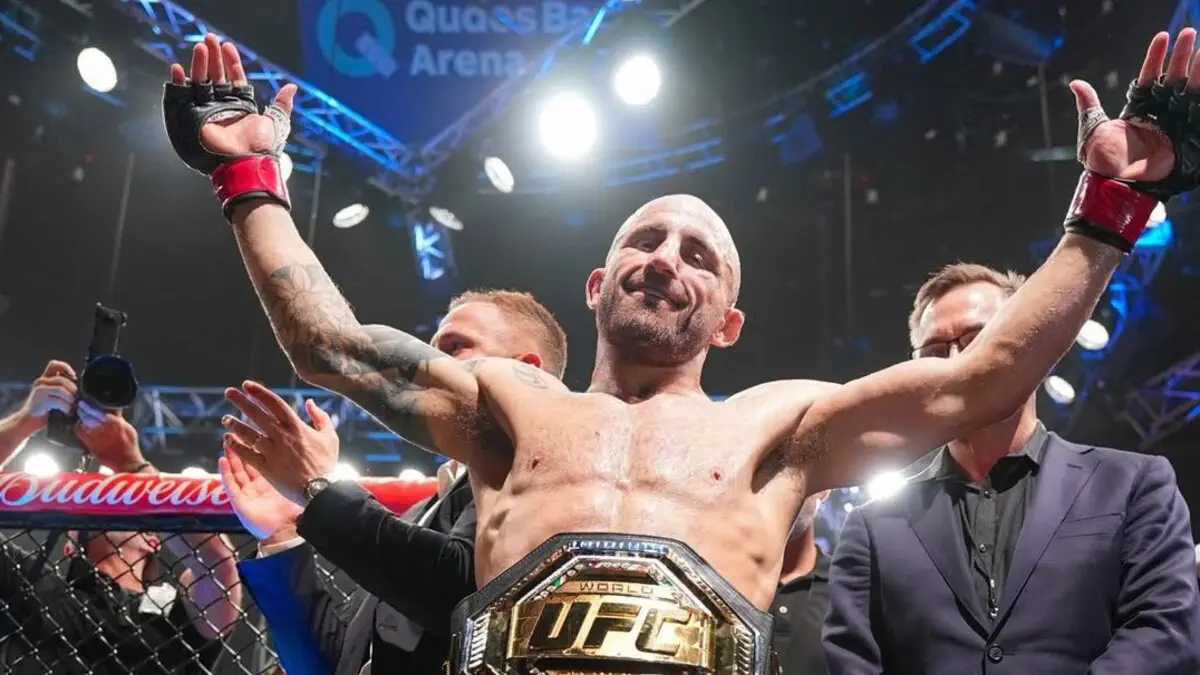  Стали известны судейские записки главного боя UFC 325