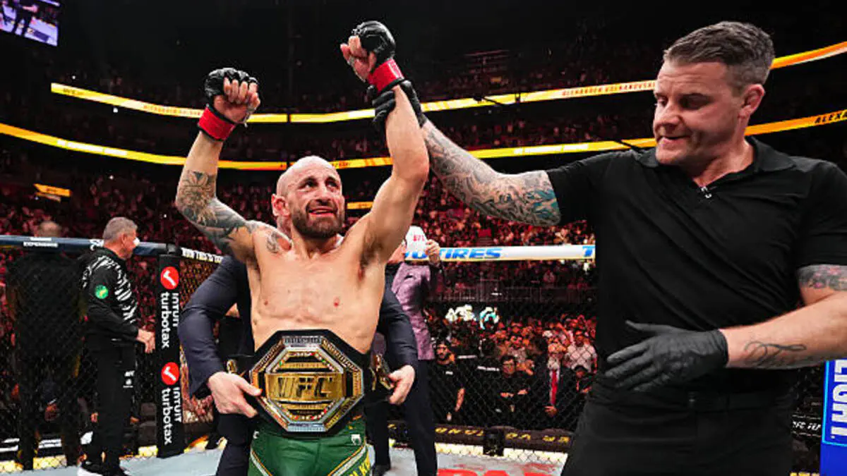 Волкановски победил Лопеса и защитил титул на UFC 325