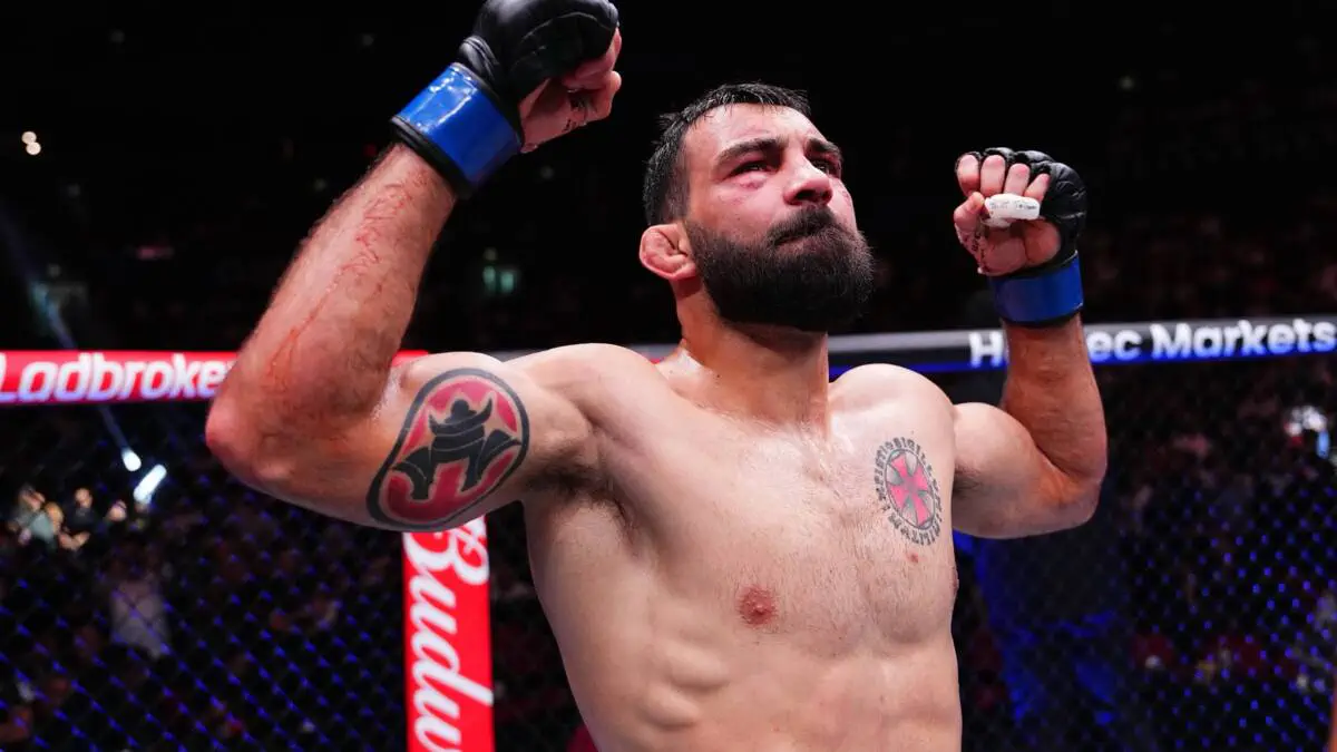 Фото. Бенуа Сен-Дени победил Дэна Хукера техническим нокаутом на UFC 325