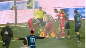ВИДЕО. Ужасный инцидент: вратарь «Кремонезе» получил травму от фейерверка во время матча против «Интера»
