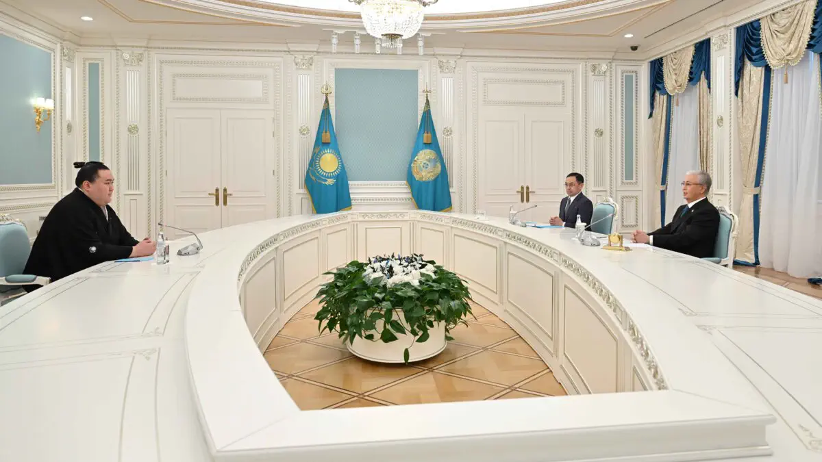 Токаев встретился с известным борцом сумо из Казахстана