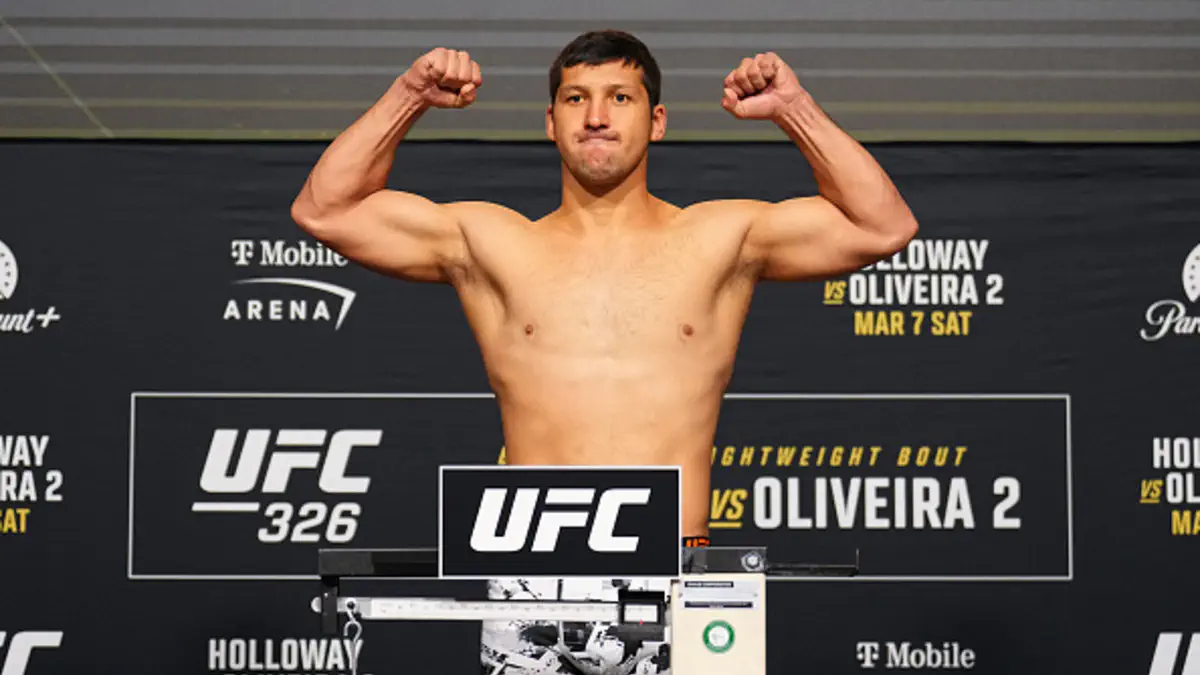 Дияр Нургожай прошел процедуру взвешивания перед боем UFC с бразильцем