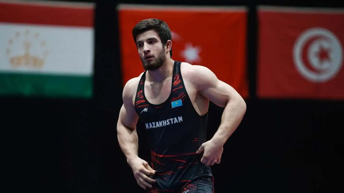 Евлоев разгромил соперника на чемпионате Азии по борьбе и вышел в полуфинал