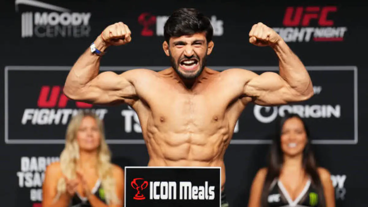 Не долетел до боя: звезду UFC Царукяна неожиданно сняли с самолета