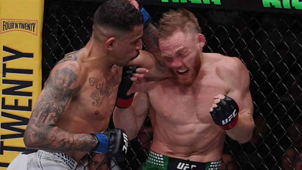 Избиение бывшего чемпиона: кровавым нокаутом завершился главный бой UFC Fight Night 275