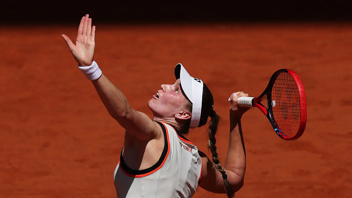 «Очень сложные условия»: Рыбакина оценила победный старт на Roland Garros