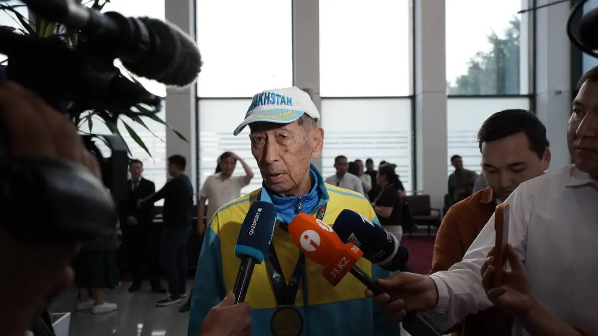 Жители Астаны встретили 80-летнего марафонца
