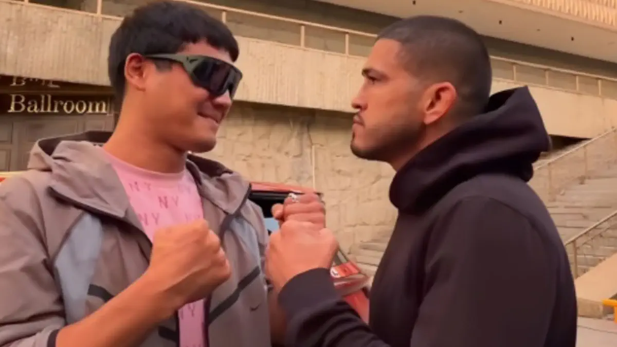 Бою таки быть? Токтар провел дуэль взглядов с легендой UFC
