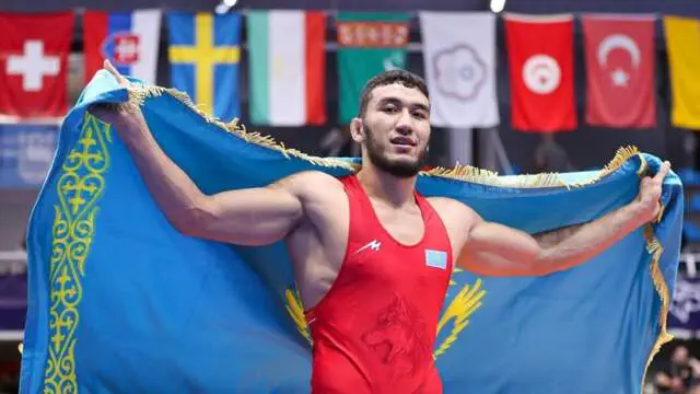 Лучший борец мира из Казахстана провел дуэль взглядов перед боем в США