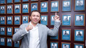 Видео: Головкин с семьей проехался на кабриолете на параде легенд бокса