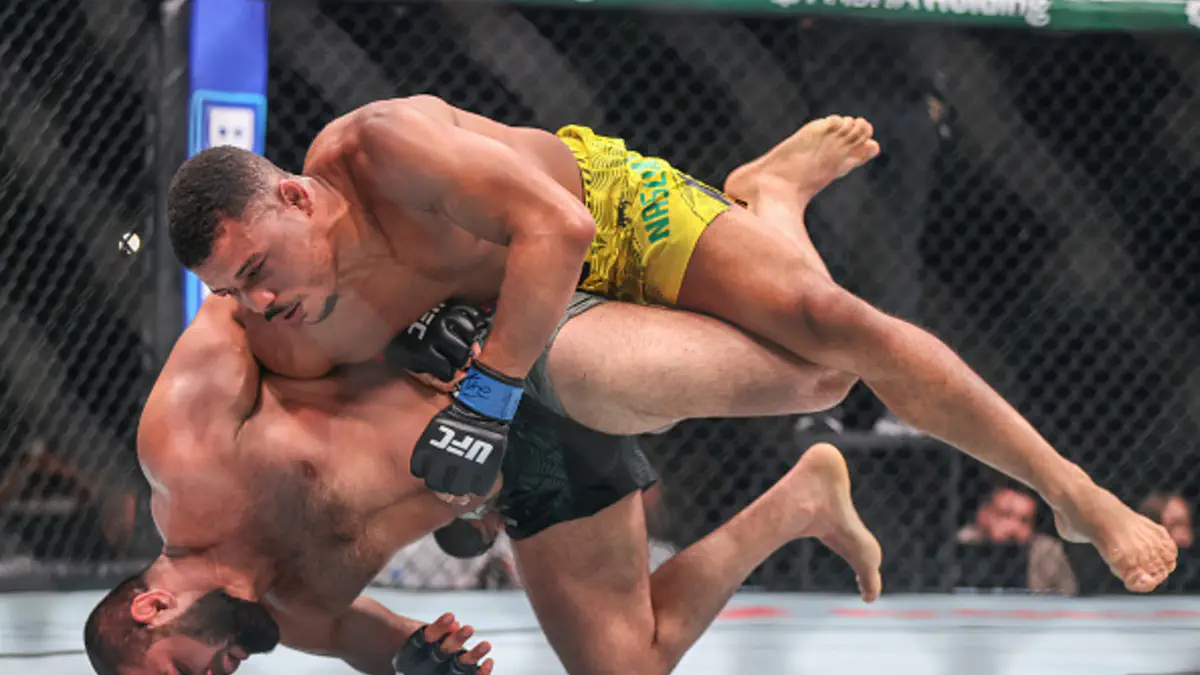 Видео: Рафаэль Физиев нокаутировал мексиканца в главном бою турнира UFC в Баку
