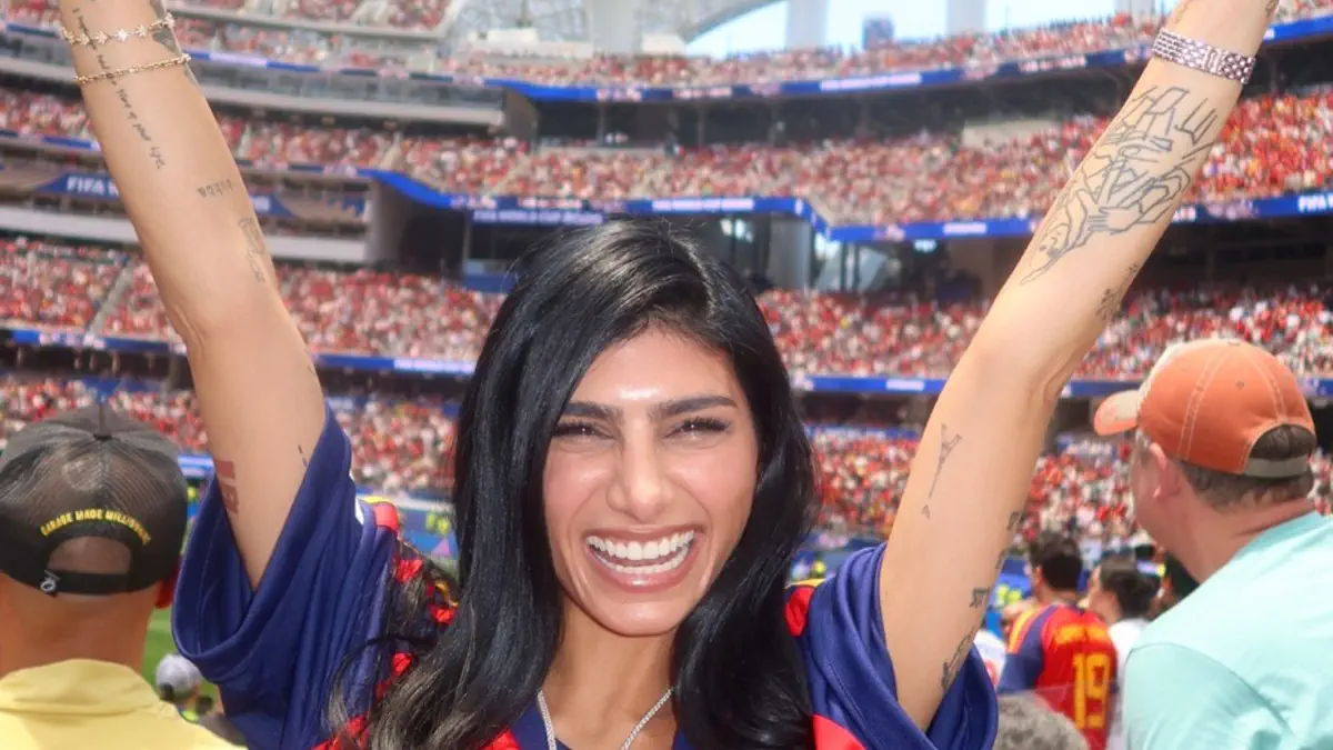 Горячая поддержка: бывшая порноактриса Mia Khalifa болела за сборную Испании на трибунах