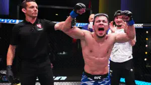 Видео: Темиров нокаутировал бывшего претендента на титул UFC и продлил победную серию