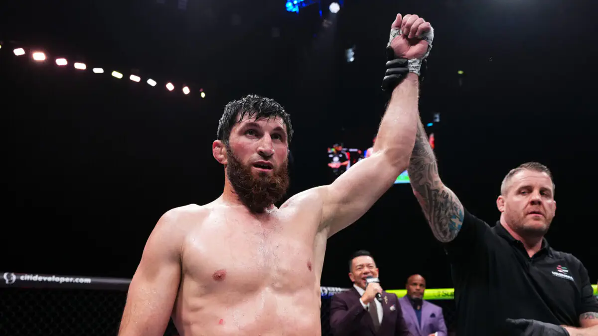 Видео: Анкалаев досрочно победил Гуськова в главном бою UFC в Абу-Даби