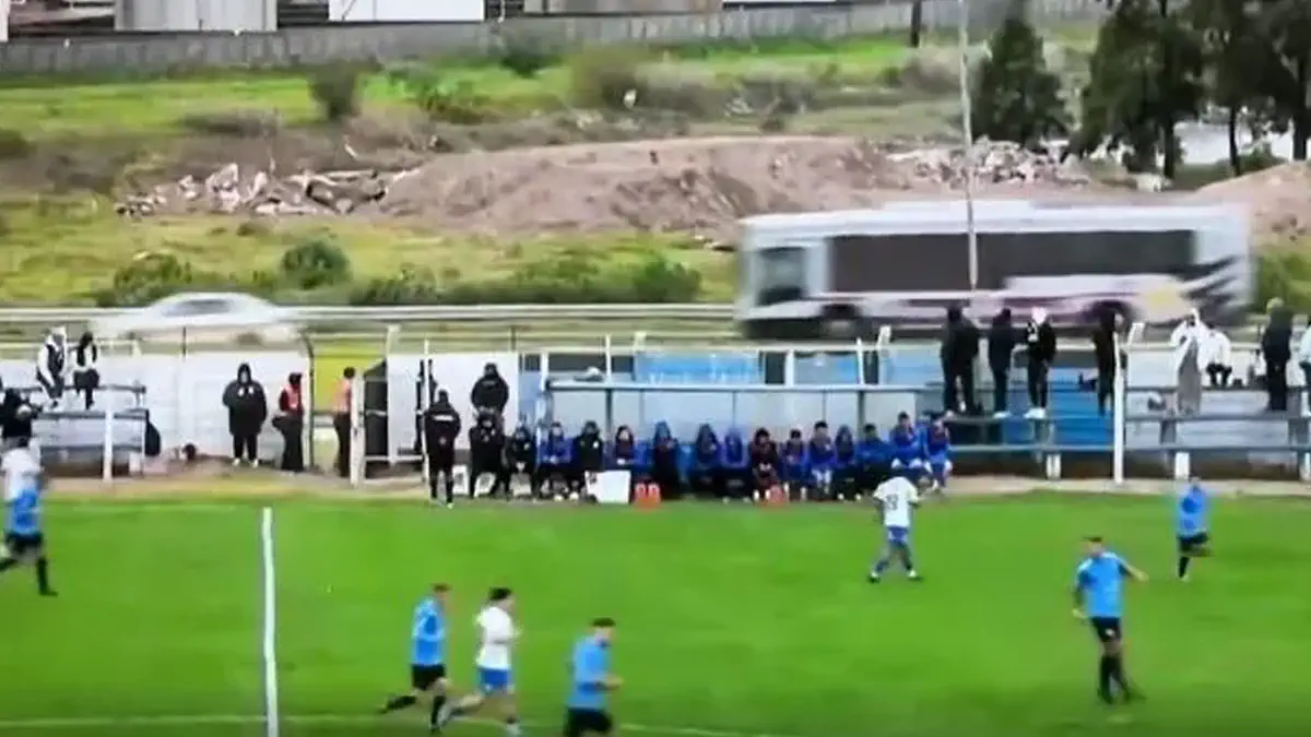 Видео: выбитый мяч в аут во время матча чемпионата Уругвая спровоцировал ДТП