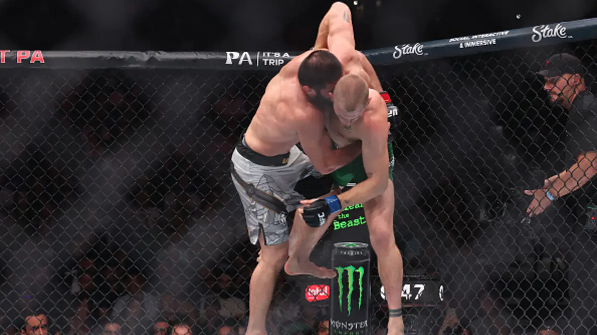 Махачев защитил титул, Оролбай проиграл удушающим: все результаты UFC 330