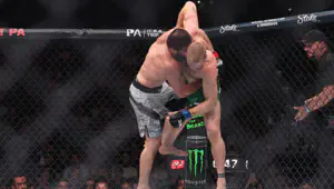 Махачев защитил титул, Оролбай проиграл удушающим: все результаты UFC 330