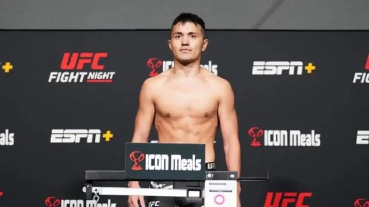 Этнический казах из Китая вернулся в UFC и финишировал соперника в первом раунде