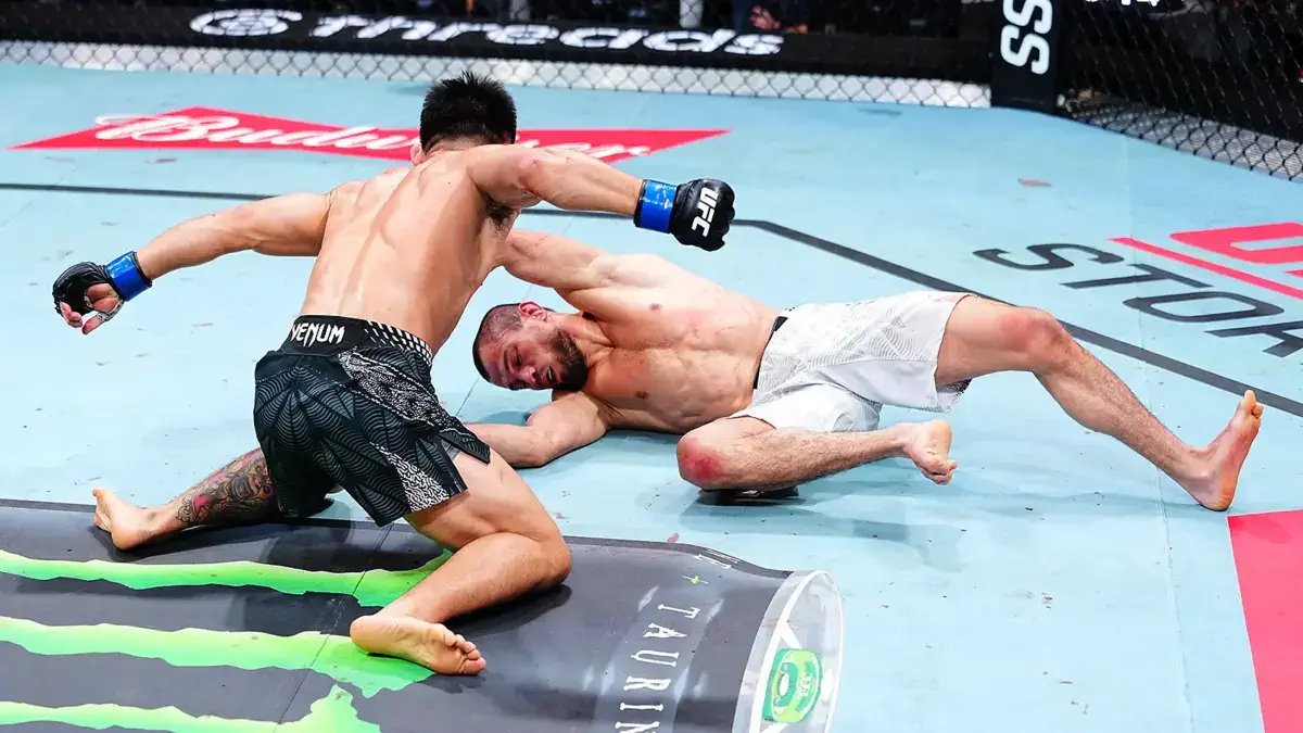 Видео: Сонг Ядонг нокаутировал Умара Нурмагомедова на турнире UFC в Шанхае
