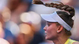 Рыбакина проиграла первый сет Чжэн в четвертьфинале US Open 