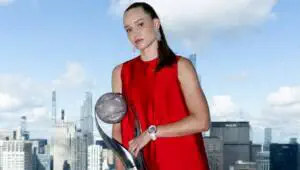 Елена Рыбакина получила специальный трофей WTA после выхода на первое место в рейтинге
