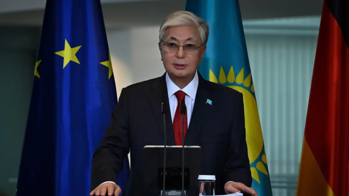 Қазақстан Президентіне Кейннің қолтаңбасы қойылған футболка сыйға тартылды